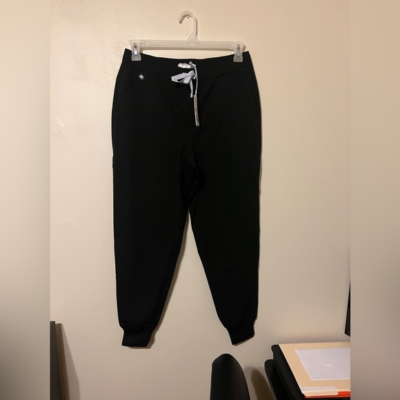 NEW WITH TAG | TWO Pairs of Men’s FIGS Tansen Jogger 2.0 Short (Medium) - Picture 2 of 7